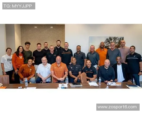 德克萨斯大学橄榄球队成员观战马刺星三代曼宁与文班合影互换球衣精彩瞬间